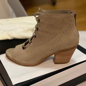 Eileen Fisher Slew Nude Basketweave Suede Lace Up Open Toe Boots Italian 9.5